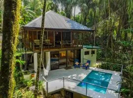 Casa Serena a jungle cabin close to the beach and Uvita