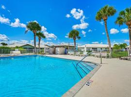 Sunny Canal-View Villa with Lanai in Sebring!，位于赛百灵的酒店