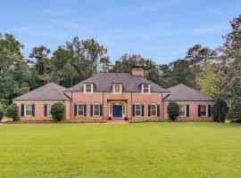 Villa Rose Gated Estate Heated Pool Perfect for Gatherings，位于利索尼亚的酒店
