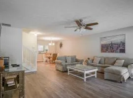 2 BR Townhouse - 10 Mins to Horse Park
