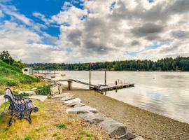 Bayfront Home with Private Beach in Vaughn!，位于Vaughn的酒店