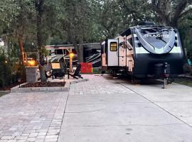 Camper RV in River Ranch，位于River Ranch的露营地