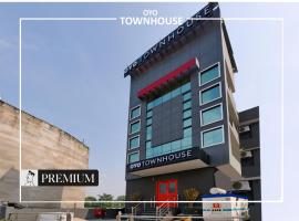 Super Townhouse Singapore Mall，位于Chinhat的酒店