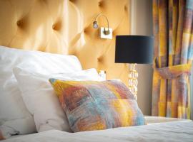 Golden Key Boutique Hotel，位于卡罗维发利的带停车场的酒店