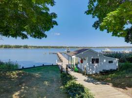 Pet-Friendly Home on Chester River with Dock!，位于切斯特顿的酒店