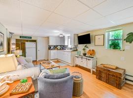 Pet-Friendly Home with Hot Tub Near the Hamptons!，位于Aquebogue的酒店