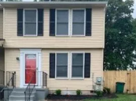 Newly Renovated Cozy 3 Bedroom 2 Bath Townhome Close to Commanders Stadium and 4 Metro Stations
