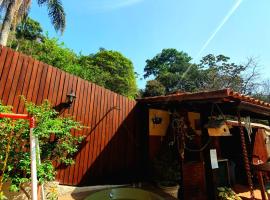 Aconchego de Itaipava - casa de 3 quartos, equipada, área kids, jacuzzi, pet friendly, churrasqueira, em meio a Natureza e próximo ao centro do bairro，位于彼得罗波利斯的酒店