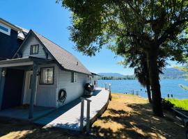 Lake Sammamish Waterfront Cabin，位于Sammamish的酒店