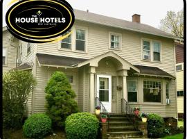 The House Hotels - Thoreau #3 - Centrally Located in Lakewood - 10 Minutes to Downtown Attractions，位于莱克伍德的酒店