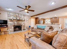 Game Room and Fire Pit Chic Pocono Pines Home!，位于Pocono Pines的酒店
