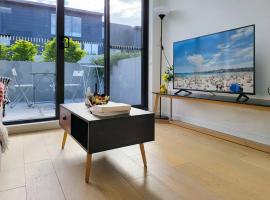 Your Quiet Penthouse with High Ceiling Split Level，位于Epping的酒店