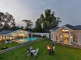 SaffronStays White Pearl - 3BR Vikramgad villa, pool, gazebo, pergola, BBQ & bonfire, near Pinjal, Sajan & Kohoj，位于Zadapoli的带热水浴缸的酒店