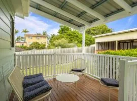 Cosy 2-Bed with Private Deck 400m From Beach