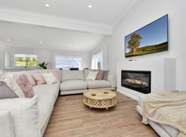 Two for Joy Estate. Sleeping 12, 2 Cottages，位于Greta的酒店