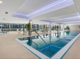 Elegant 2BR Stay with Gym, Cinema & Pool in ACT，位于Phillip的酒店