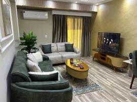 Skyline luxury hotel apartments 5 mins from Cairo Airport，位于开罗的酒店