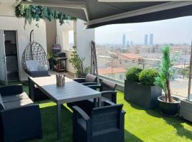 3 Br Penthouse Jacuzzi Seaview，位于利马索尔的酒店