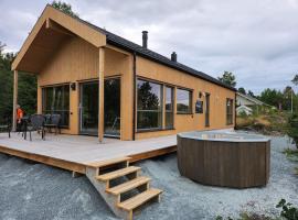 Nyoppf&oslash;rt hytte med mulighet til &aring; leie badestamp，位于莱旺厄尔的带热水浴缸的酒店