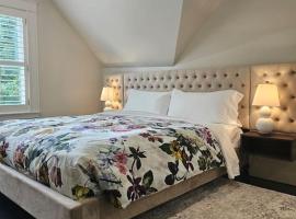 IODE Clark House Top Floor Apartment，位于弗雷德里克顿的酒店