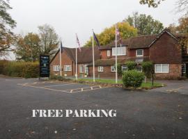 Trivelles Waterhall Country Gatwick Hotel & airport parking，位于克劳利的酒店