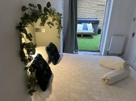 Town Centre Apartment with Hot Tub，位于切尔滕纳姆的带按摩浴缸的酒店