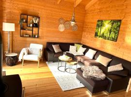 5 Sterne Ferienhaus Susi mit Kamin, Seeblick und 2 Terrassen，位于Rieden的酒店