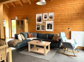 5 Sterne Ferienhaus Annika mit Kamin, Seeblick und großer Terrasse，位于Rieden的酒店