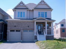 Modern 4BR house in Barrie!，位于巴里的酒店