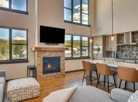 Luxury Condo in Dtown Winter Park with Hot Tub!