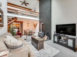 Bartlett Condo 1 Mi to Attitash Mountain Resort!，位于巴特利特的酒店