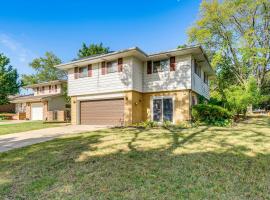 4 Mi to Downtown Rockford - Spacious Home!，位于罗克福德的酒店