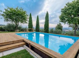 Modern house with pool overlooking hills，位于Montelupone的酒店