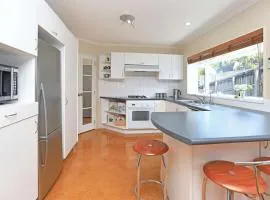 In Remuera with free street carpark, handy close to cuisine restaurant and public transportation