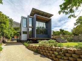 Luxury Eco Home with Garden Cottage - HoutBay，位于豪特湾的酒店