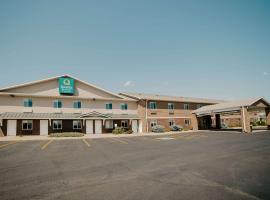 Quality Inn & Suites Watertown near Prairie Lakes Ice Arena，位于沃特敦的酒店