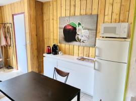 LE DEPOT studio du petit port，位于Champvert的酒店