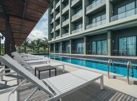 Sugar Marina Hotel -AVIATOR- Phuket Airport - SHA Extra Plus，位于奈扬海滩的酒店