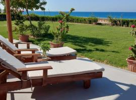 Luxurious beachfront chalet with spacious garden，位于Makman的酒店