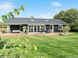 3 Bedroom Nice Home In Vejby，位于瓦伊比的酒店
