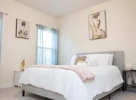 Cozy Retreat near Uptown Charlotte with Free Parking & Wi-Fi