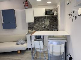 Apartamento con piscina，位于Chiloeches的酒店