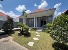 Clara Guest House Canggu，位于Tumbak Bayuh的酒店