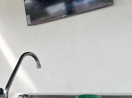 Apartamento y piscina privado a 5 minutos del aeropuerto RVM，位于La Lima的酒店