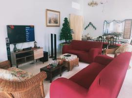 Pet-Friendly, Spacious Family Cottage, with Games Lounge & Near Beach，位于波德申的酒店