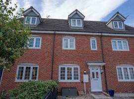 Stunning 3 bed House - Nr Kings Mill Hospital - 2 Parking Spaces, Wifi & Garden，位于萨顿因阿什菲尔德的酒店