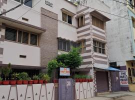 THE GUEST HOUSE - 1 Room AC for 4 Guests & 2 BHK AC for 4-10 Guests for Families & Friends，位于海得拉巴的酒店
