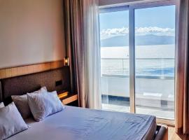 Sunset Shoreline Saranda - Sea View - Free Private Parking - Pool，位于萨兰达的酒店