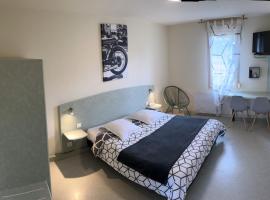 ABEL Hôtel CHAMBRE ECONOMIQUE PARKING PRIVE WIFI，位于Langeac的酒店