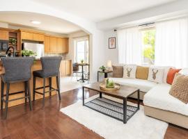 Cozy Modern 4BR Home with Sunny Patio，位于渥太华的酒店